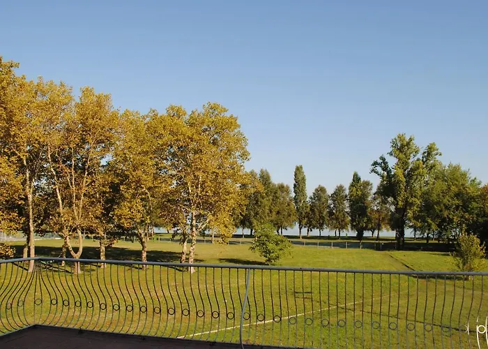 מלון Siraly בלטונללה